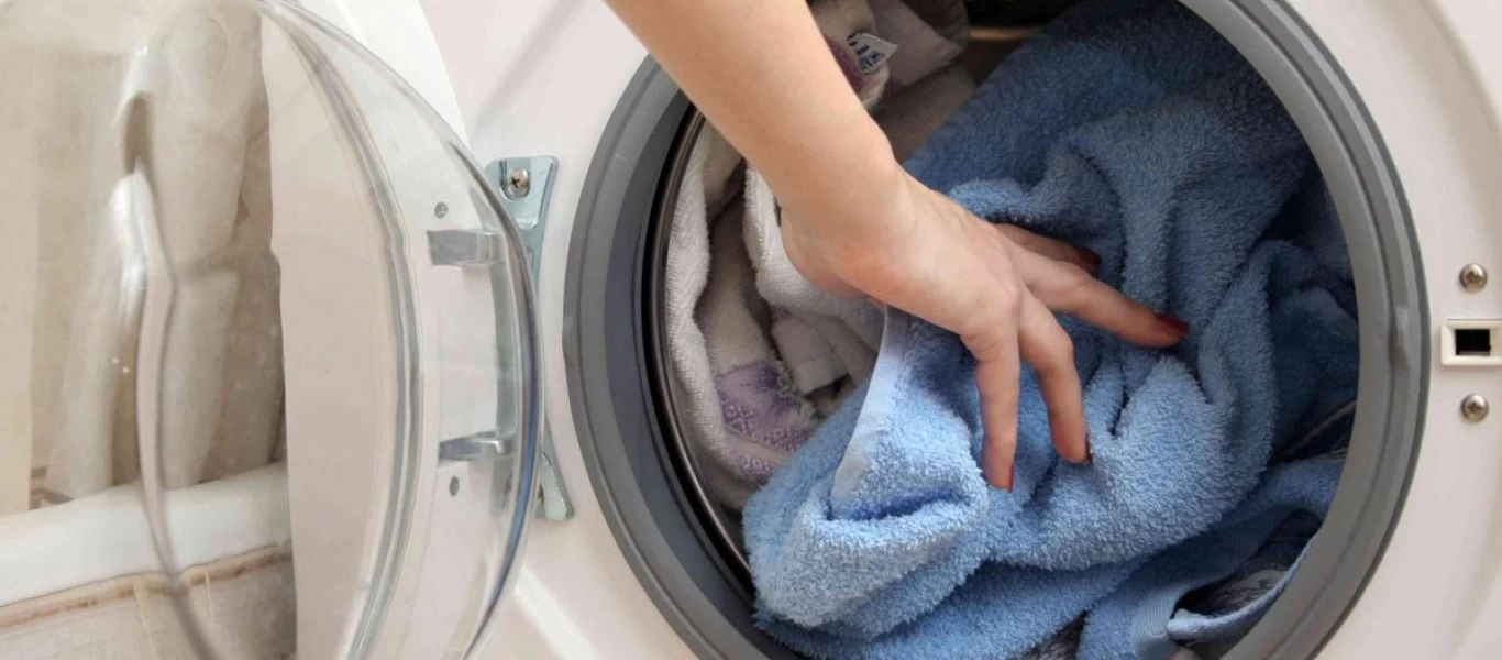 Δεν φαντάζεστε τι θα συμβεί στα ρούχα σας αν ρίξετε μερικές ασπιρίνες μέσα στο πλυντήριο